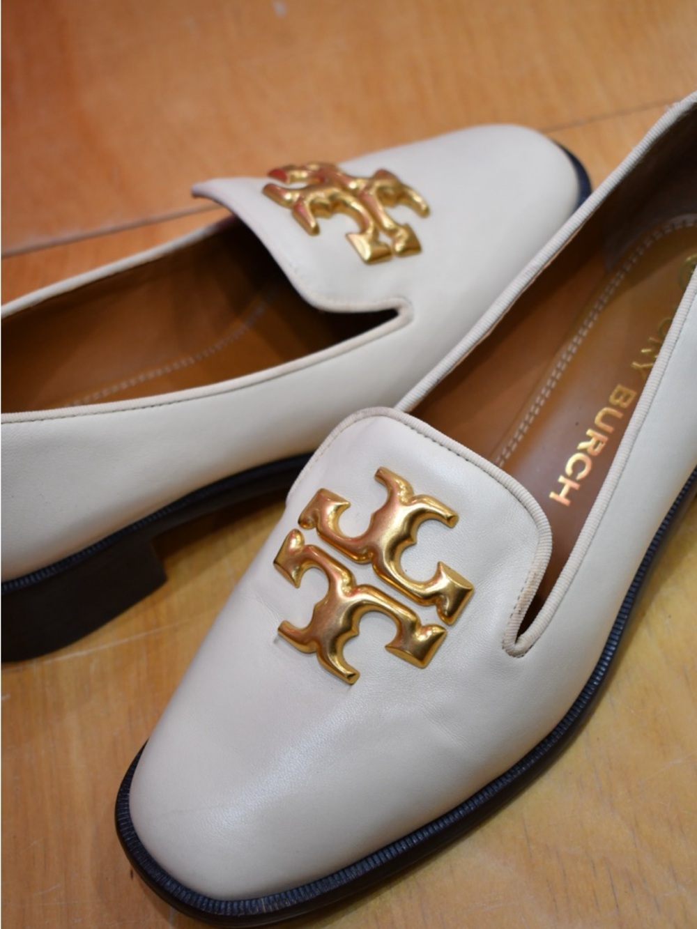 Tory Burch Cream Heeled Loafer with Gold Logo - Picture 4 of 4